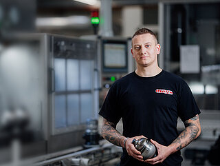 HYDAC employee presents a tried-and-tested accumulator element.