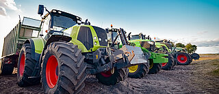 Various tractors in a row demonstrate the many uses of HYDAC suspension systems.
