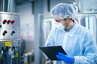 HYDAC experts with industry know-how in the food and drink industry