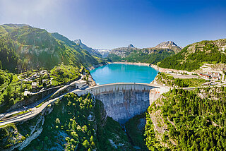 3D depiction of a large hydropower plant next to a fjord.