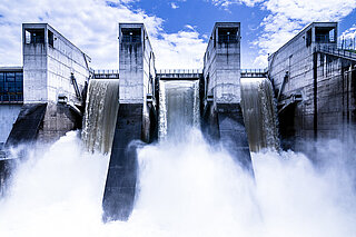 Representation of a hydraulic steel structure with gates and weirs in operation with water masses