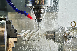 HYDAC FCU 5000 checks the cooling lubricant level & counteracts any imbalance directly.
