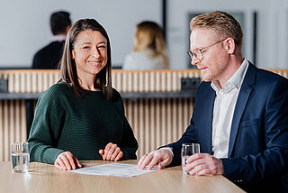 HYDAC female employee and HYDAC male employee in a meeting on the topic of customer proximity.
